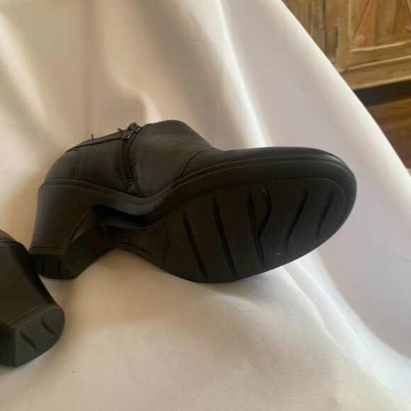 Black Clark Booties Size 6M - Picture 6 of 7